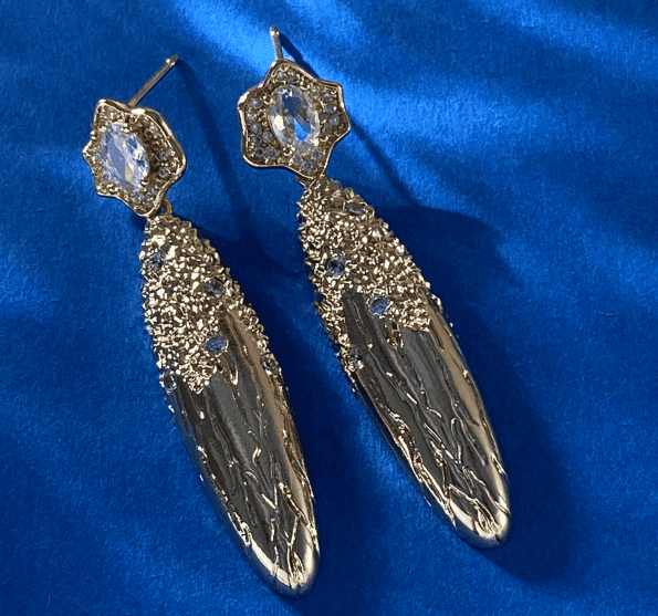 Brinco Alongado com Ponto de Luz