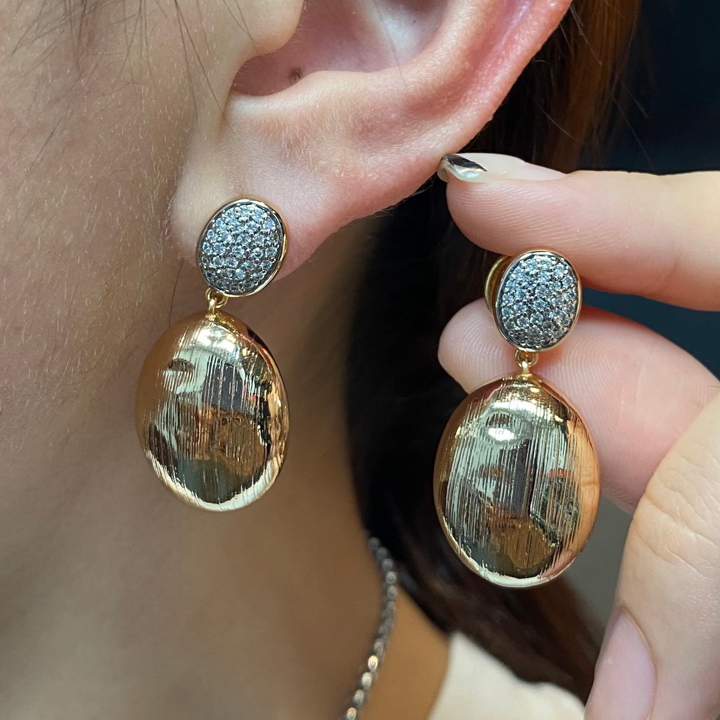 Brincos Gota acetinada e Cravejada XYE105487