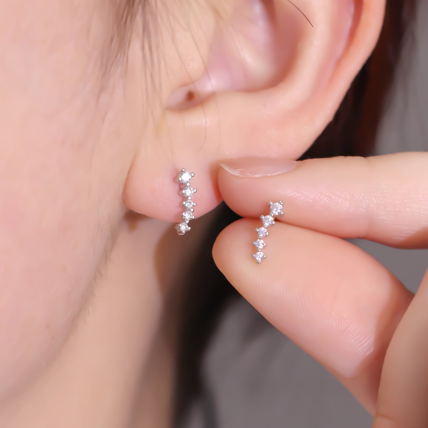 Brinco Infantil - Sequência de Zircõnias Ródio