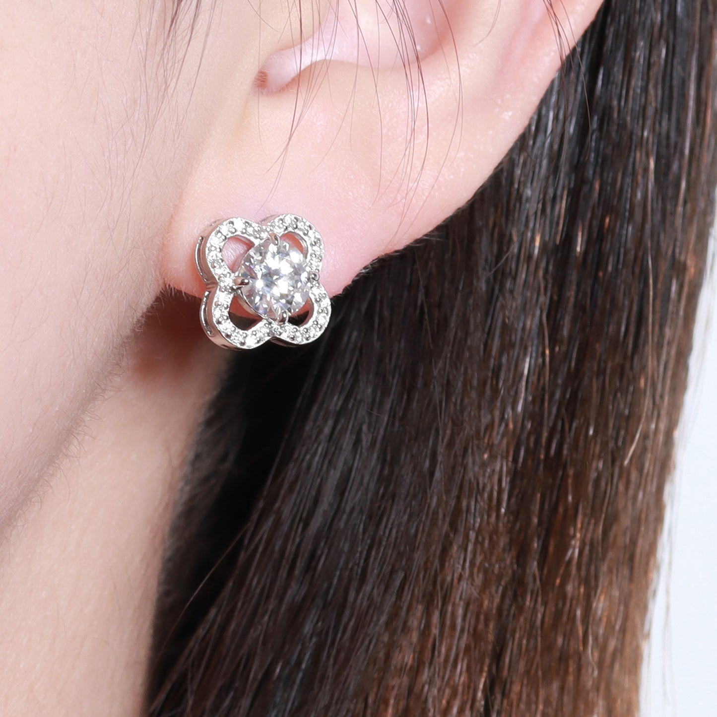 Brinco Trevo com ponto de luz XYE104887