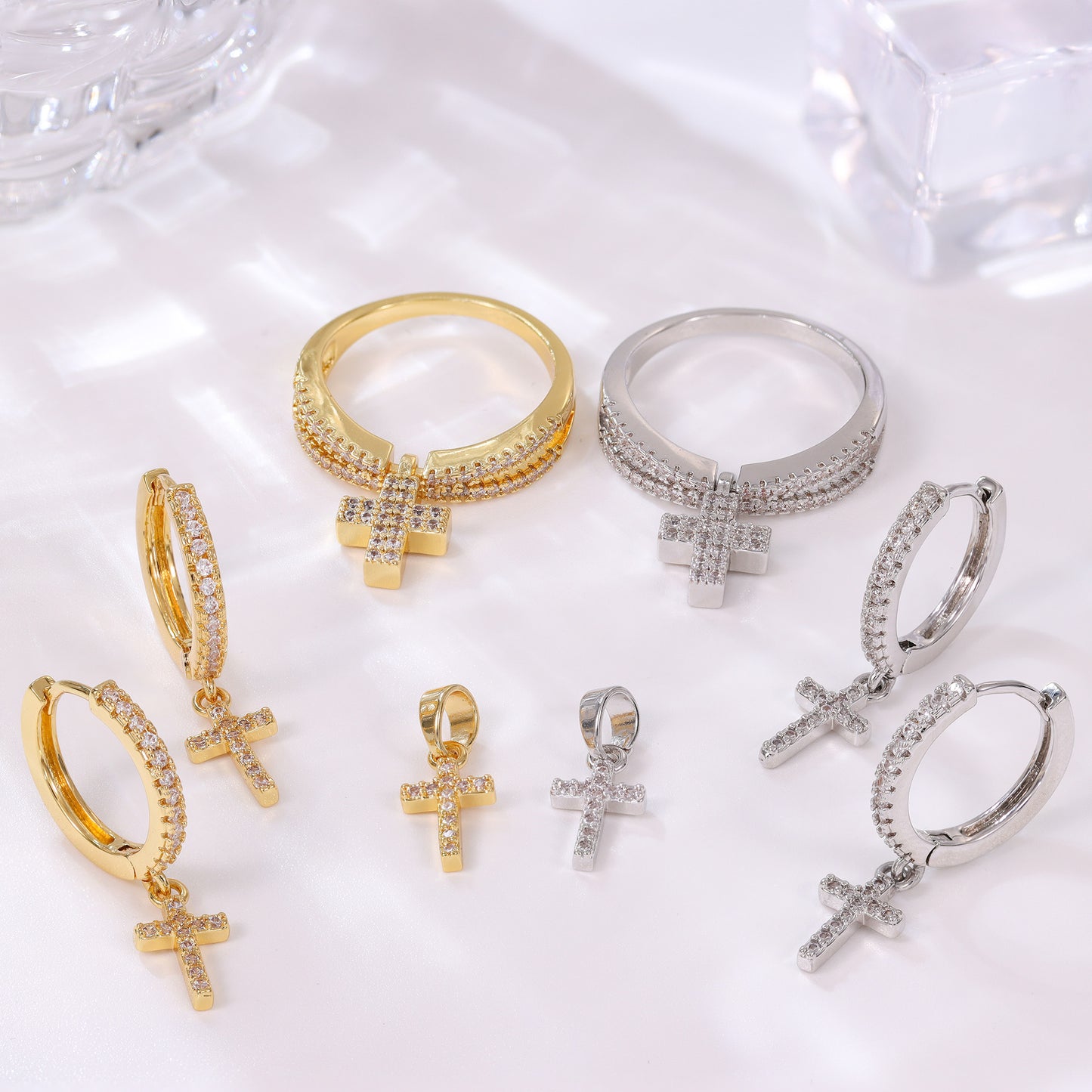 Brinco de Argolinha Cruz XYS100621