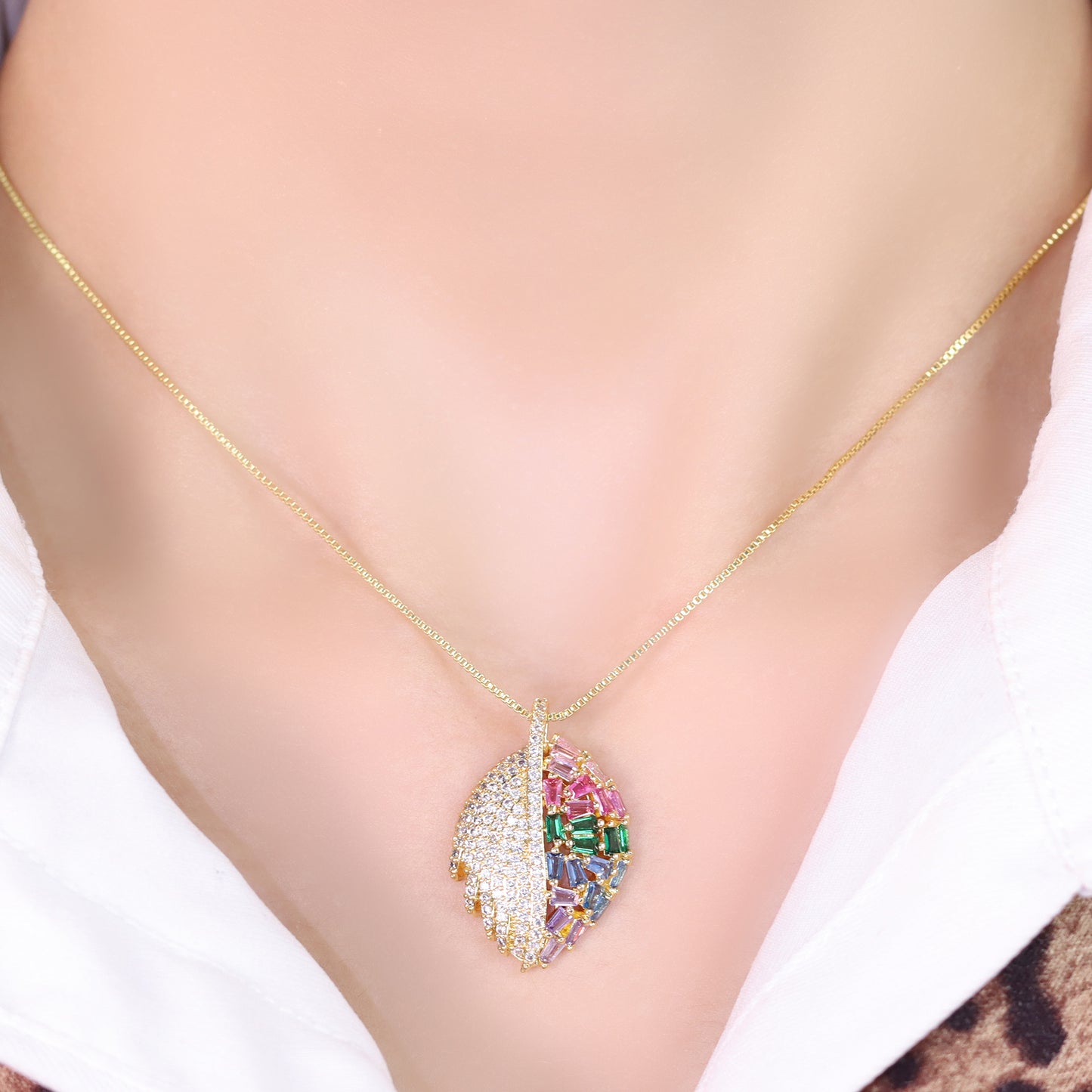 Colar com pingente em formato de folha - XYS101714