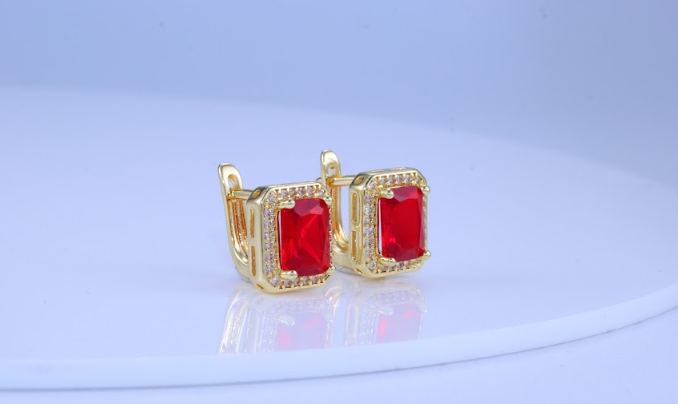Brinco Quadrado Cravejado Vermelho DCG0844