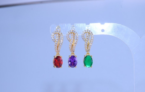 Argolinha cravejada com pedra vermelha DCG0825