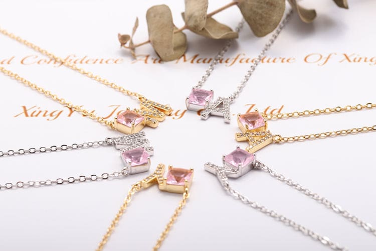 Colar letra cravejada e pedra XYN100551 项链