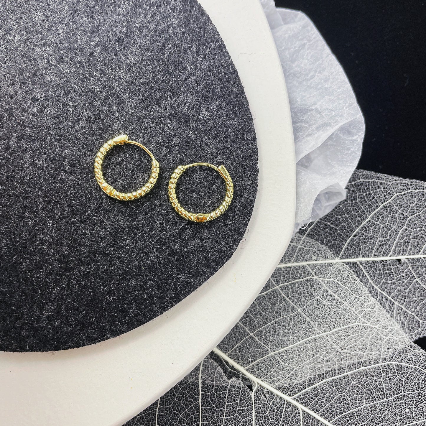 Brincos argolas lisas detalhes XYE103980