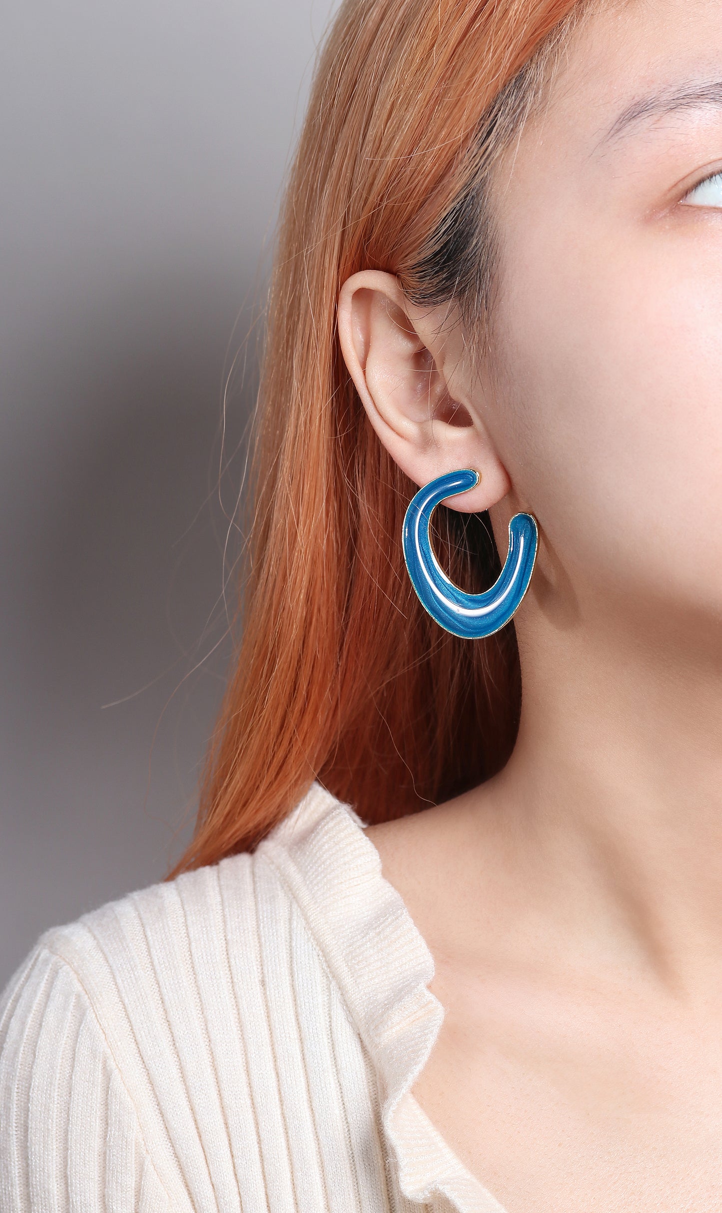 Brincos Meia Argola pedras negras - CCG1013