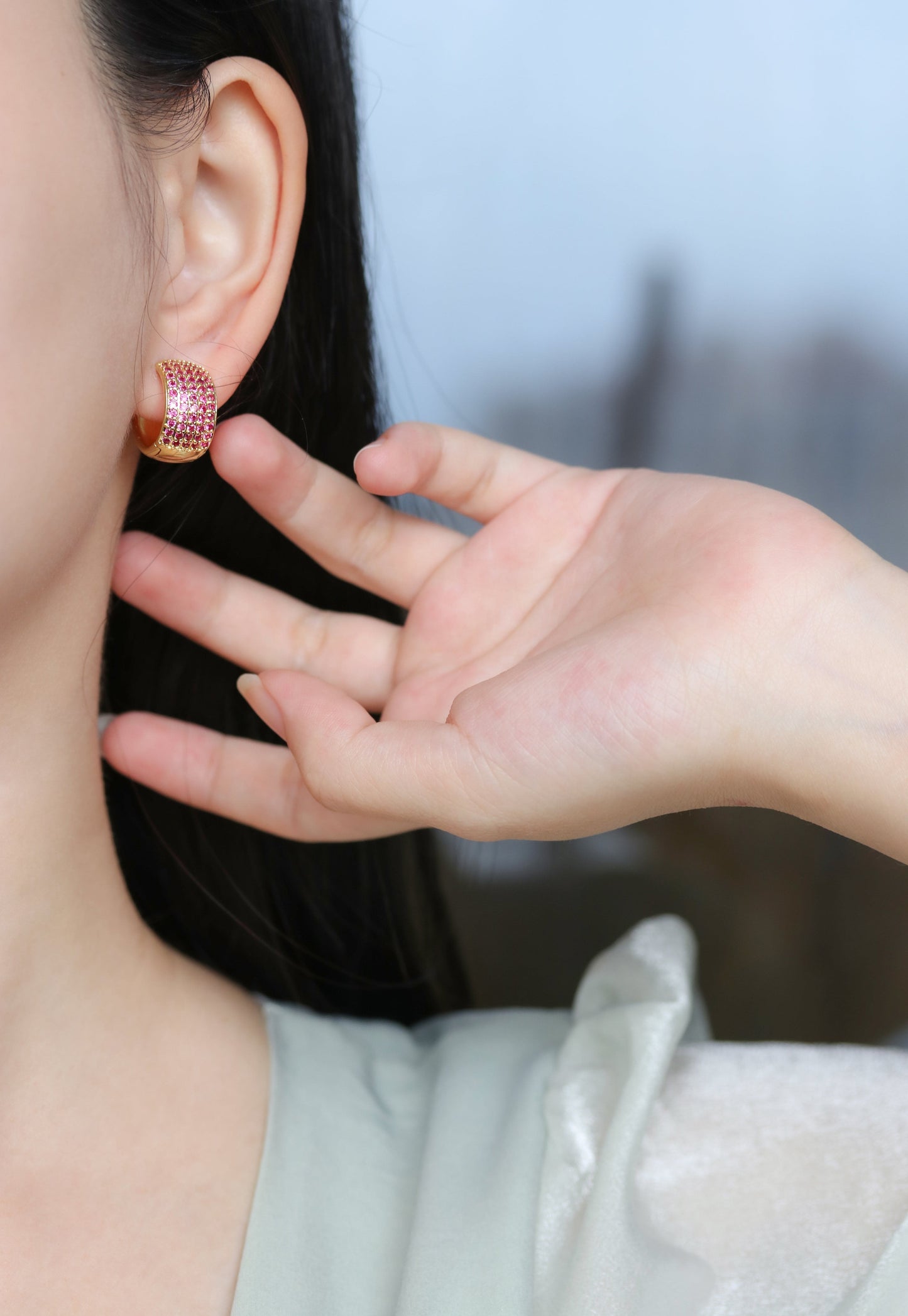 Brinco argolinha cravejada colorida XYE101226