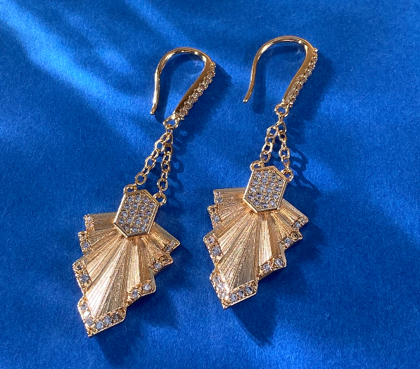 Brincos leveza e cravejado XYE105625