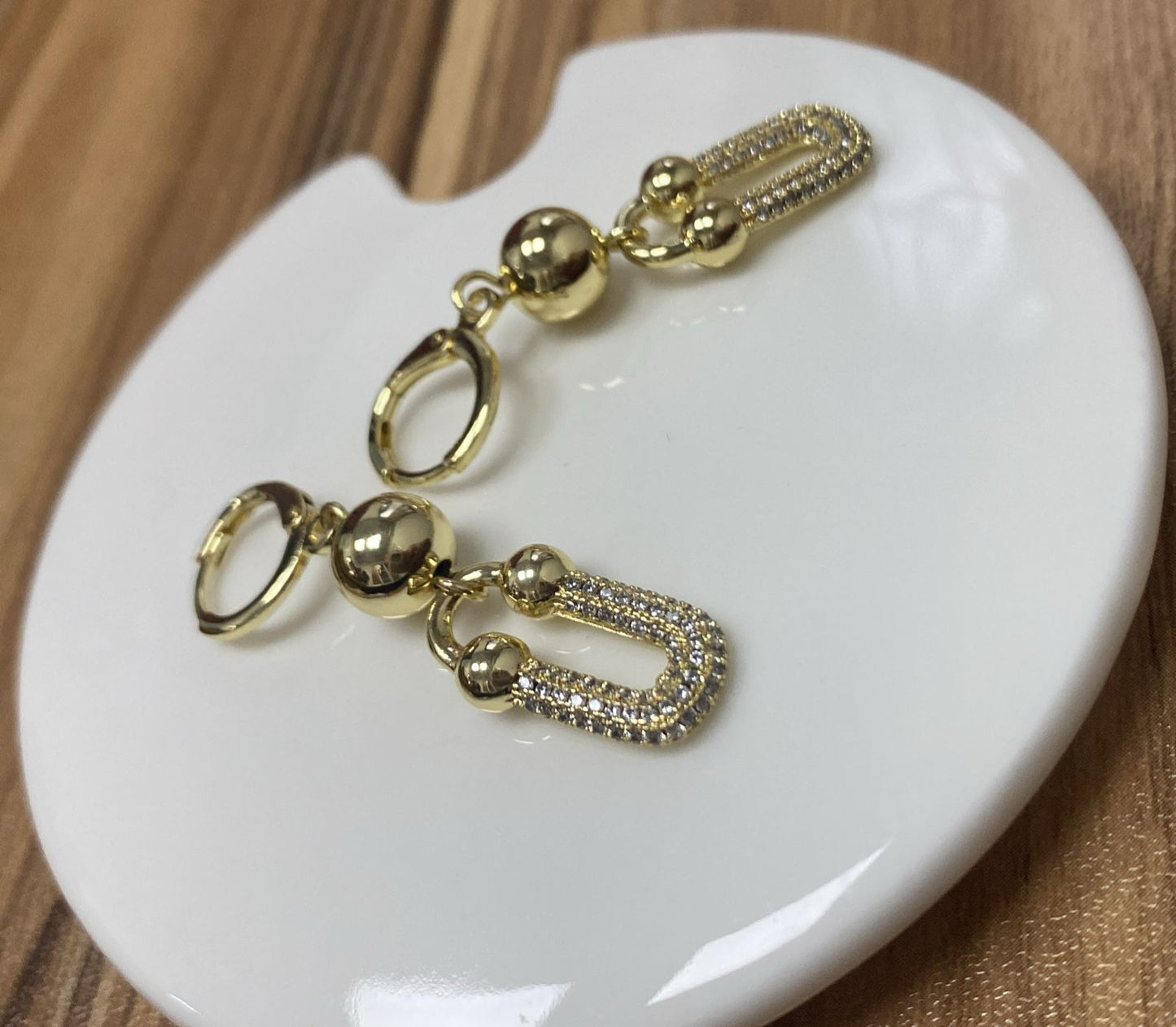 Brincos elos cravejados Brilho e Leveza Inspiracao DCG0320