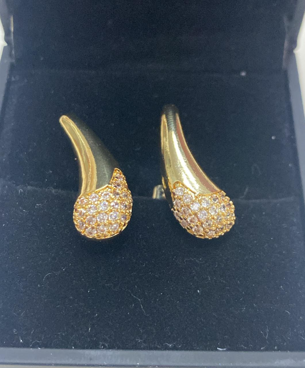 Brinco Gota Lisa e Cravejada XYS101614