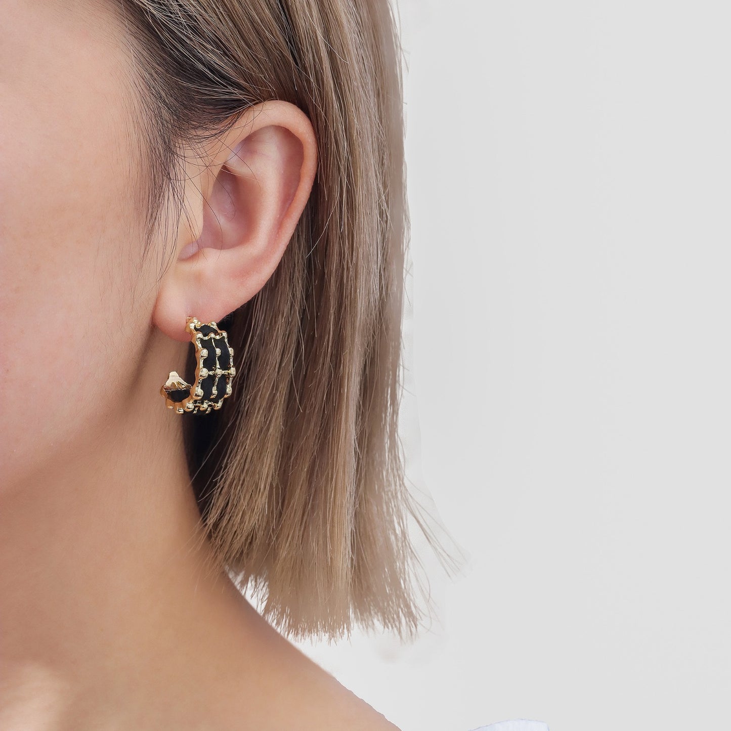 Brincos Meia Argola pedras negras - CCG1013