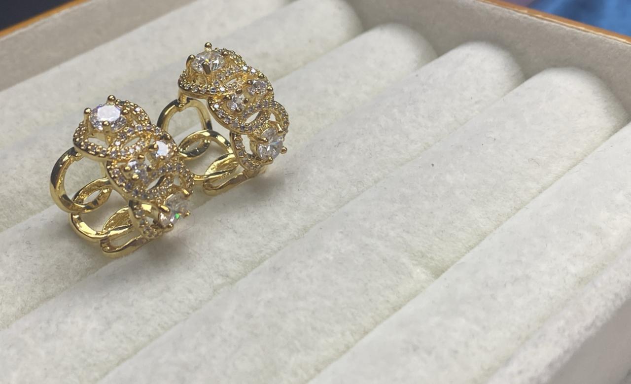 Brincos entrelacados XYE102007