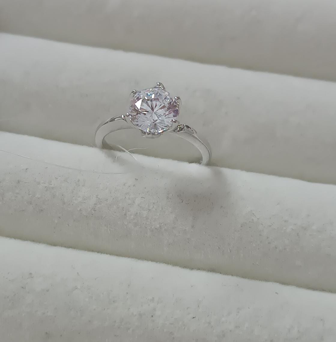 Anel Luxuoso solitario Em Prata 925 diamante de alto carbono AYJ-4015S