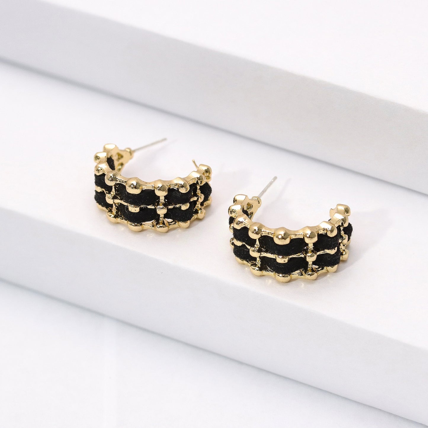 Brincos Meia Argola pedras negras - CCG1013