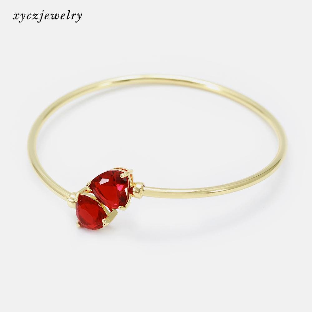 Bracelete aberto com pontas de coração vermelho