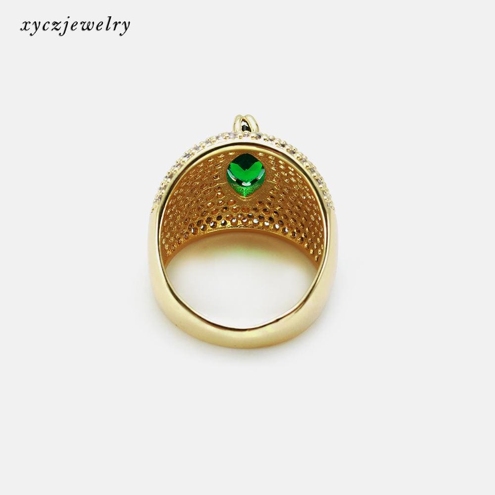 Anel cravejado com gota verde