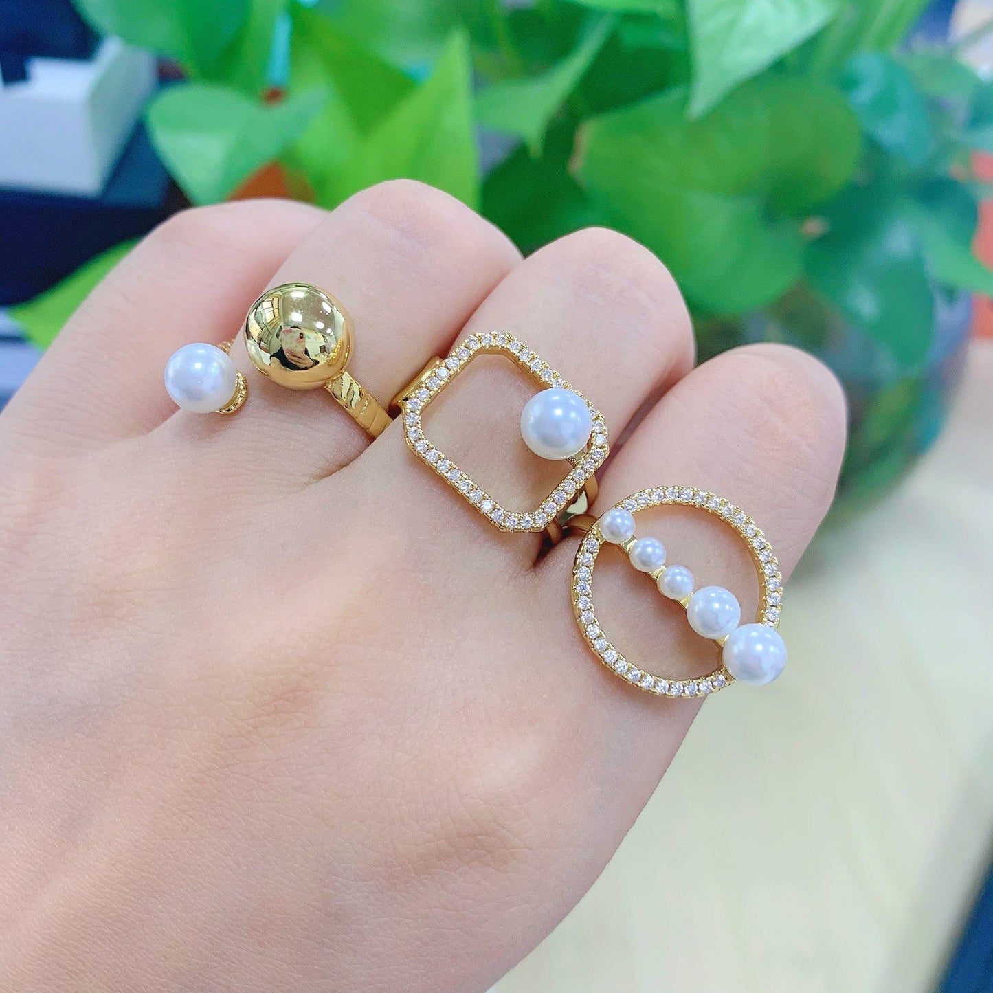 Anel vazado cravejado com pérolas no atacado