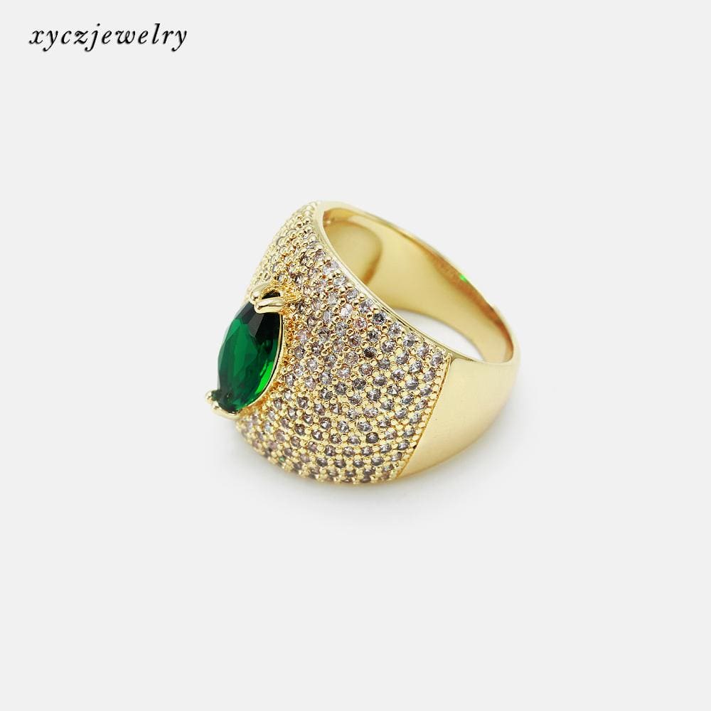 Anel cravejado com gota verde