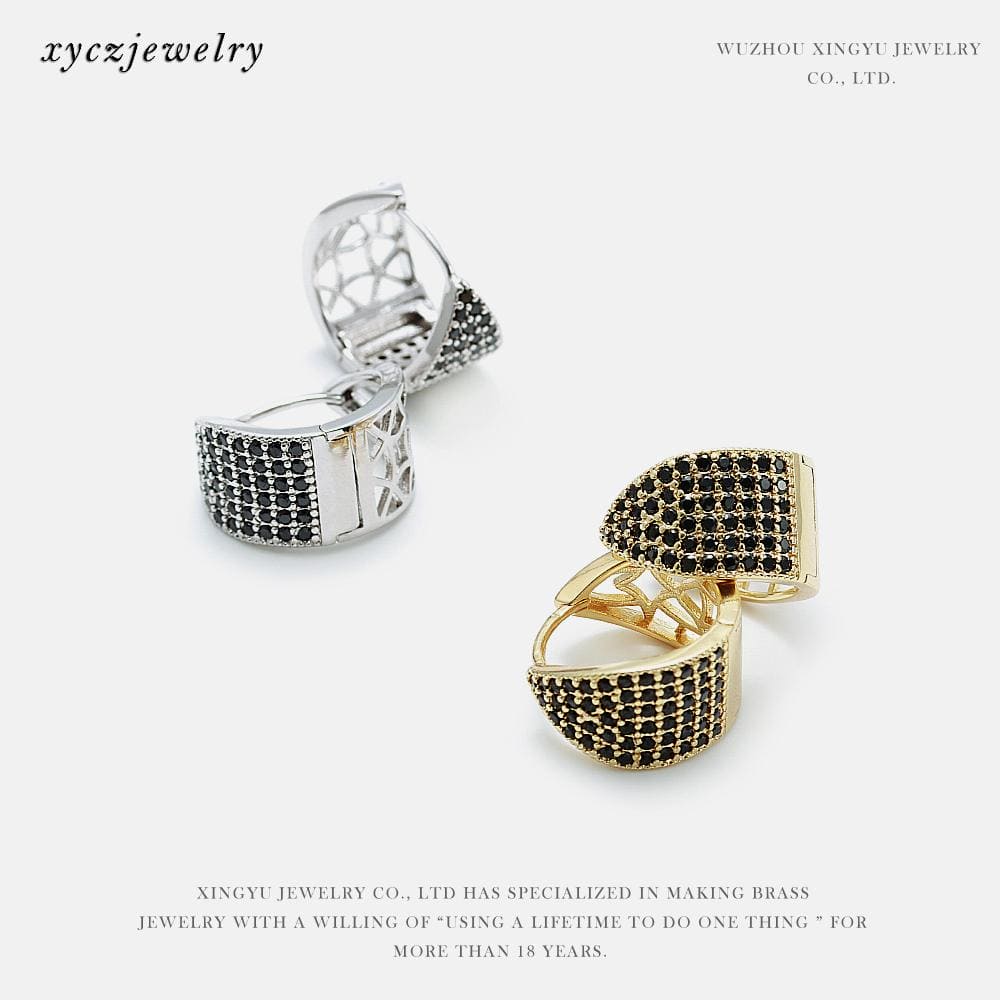 Brinco Argola Triangular XYE102247