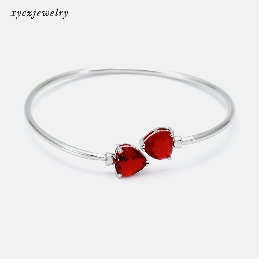 Bracelete aberto com pontas de coração vermelho