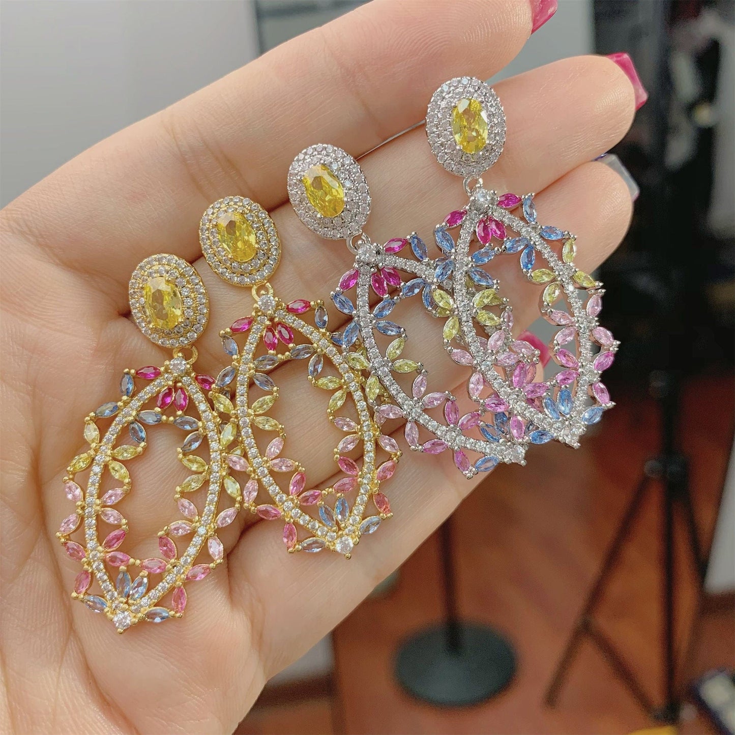 DESC-Brinco Navetes Mix de Cores Luxo XYE104436