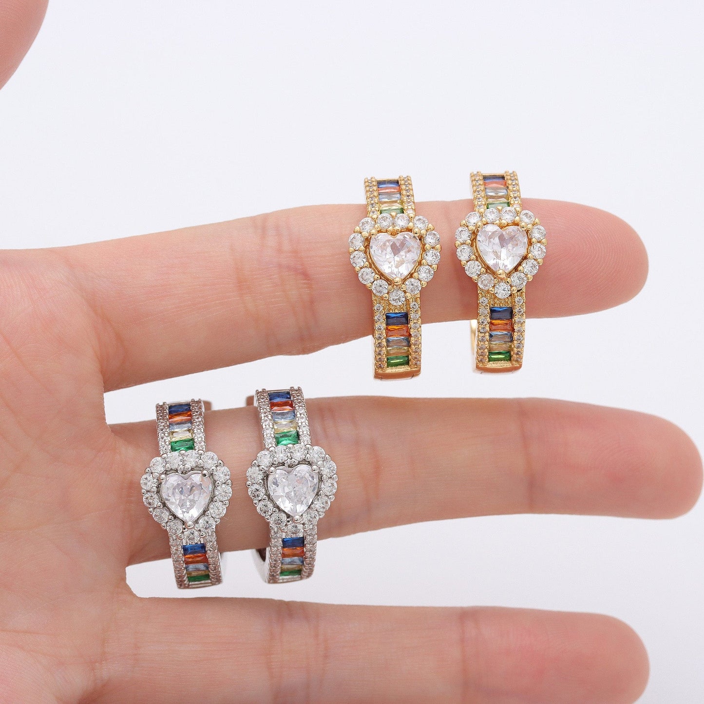 Argola cravejada com zircônia de coração