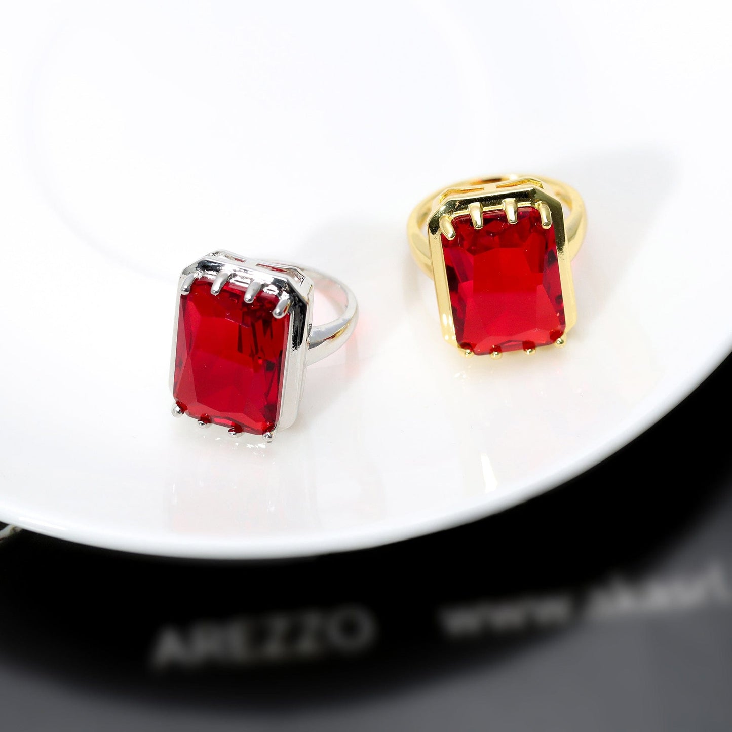 Anel solitário com pedra vermelha retangular