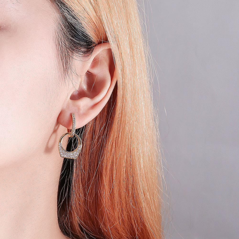 Argola click cravejada com pingente estilo anel no atacado