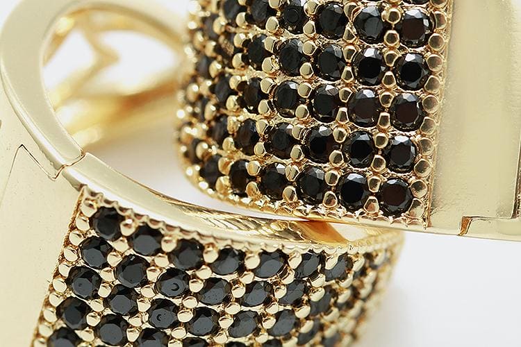 Brinco Argola Triangular XYE102247