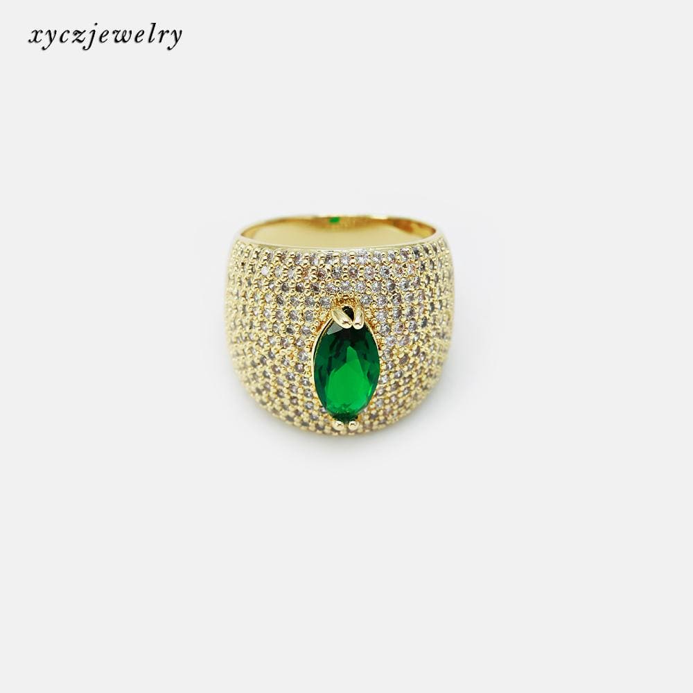 Anel cravejado com gota verde