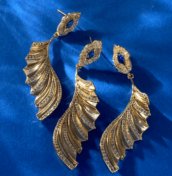 Colar Asa com Ponto de Luz Azul