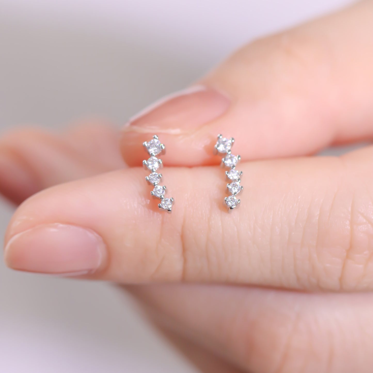 Brinco Infantil - Sequência de Zircõnias Ródio