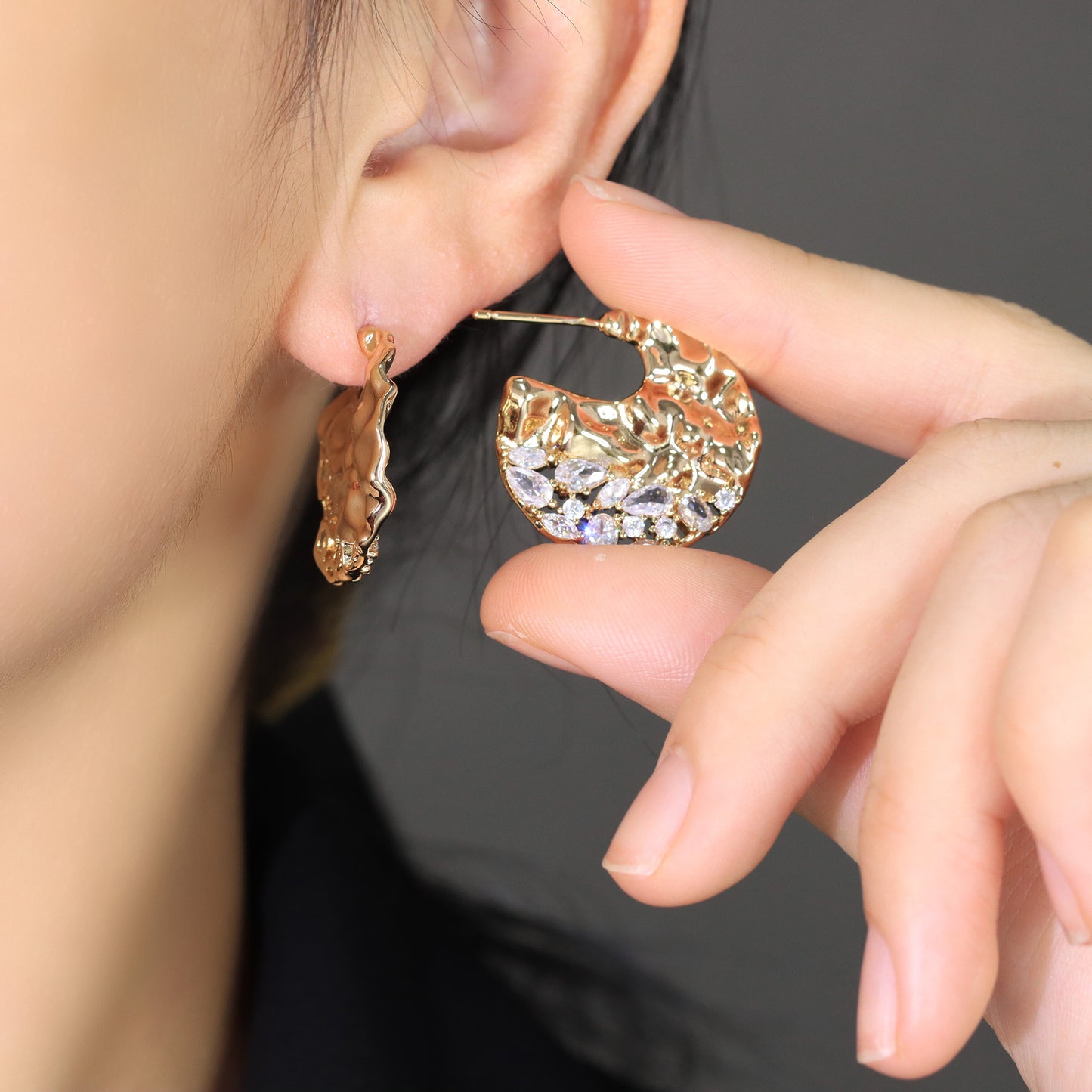 Brinco argola plana texturas XYE105494