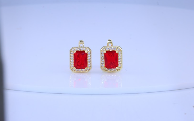 Brinco Quadrado Cravejado Vermelho DCG0844
