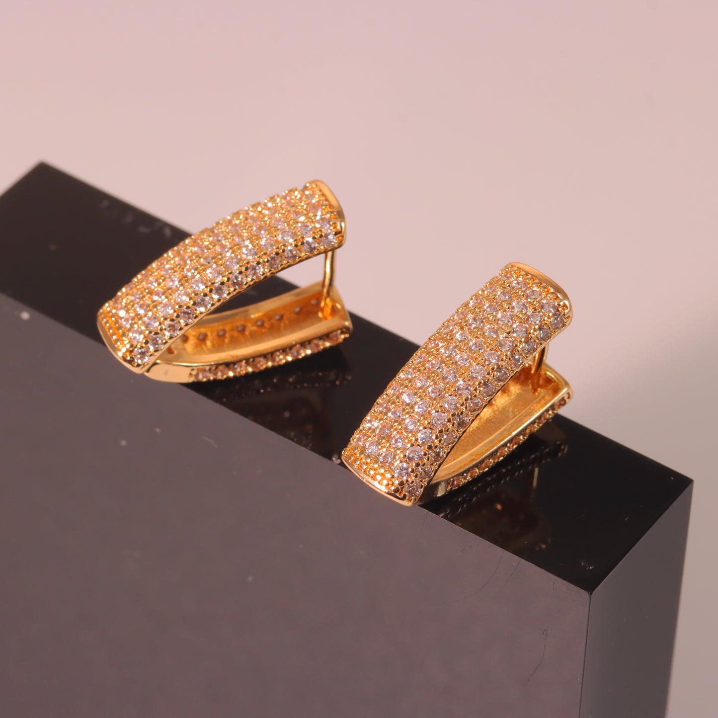 Brinco argolinha V cravejado-DCG0077