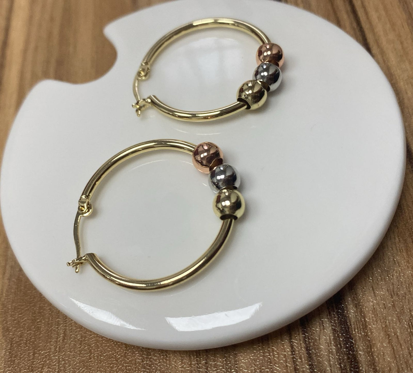 Brinco Argola lisa com esferas com mix de banho DCG0321