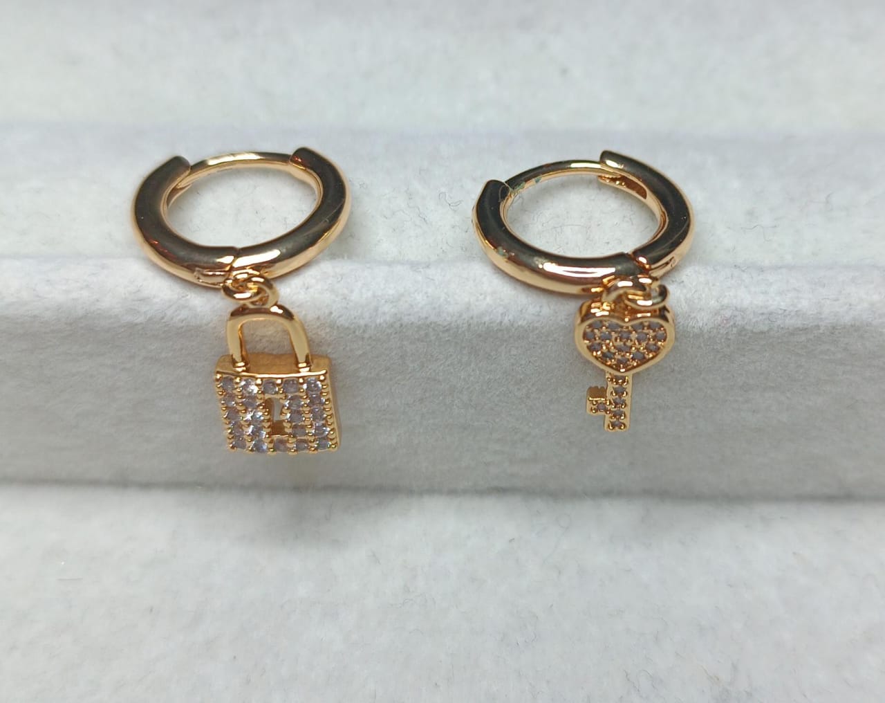 Brincos Argolinha Chave e cadeado DCG0181