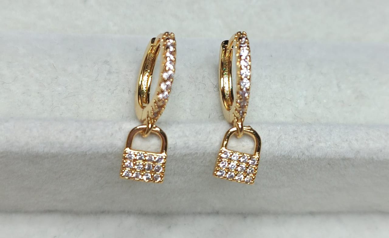 Brincos Argolinha Cravejada Cadeado DCG0180