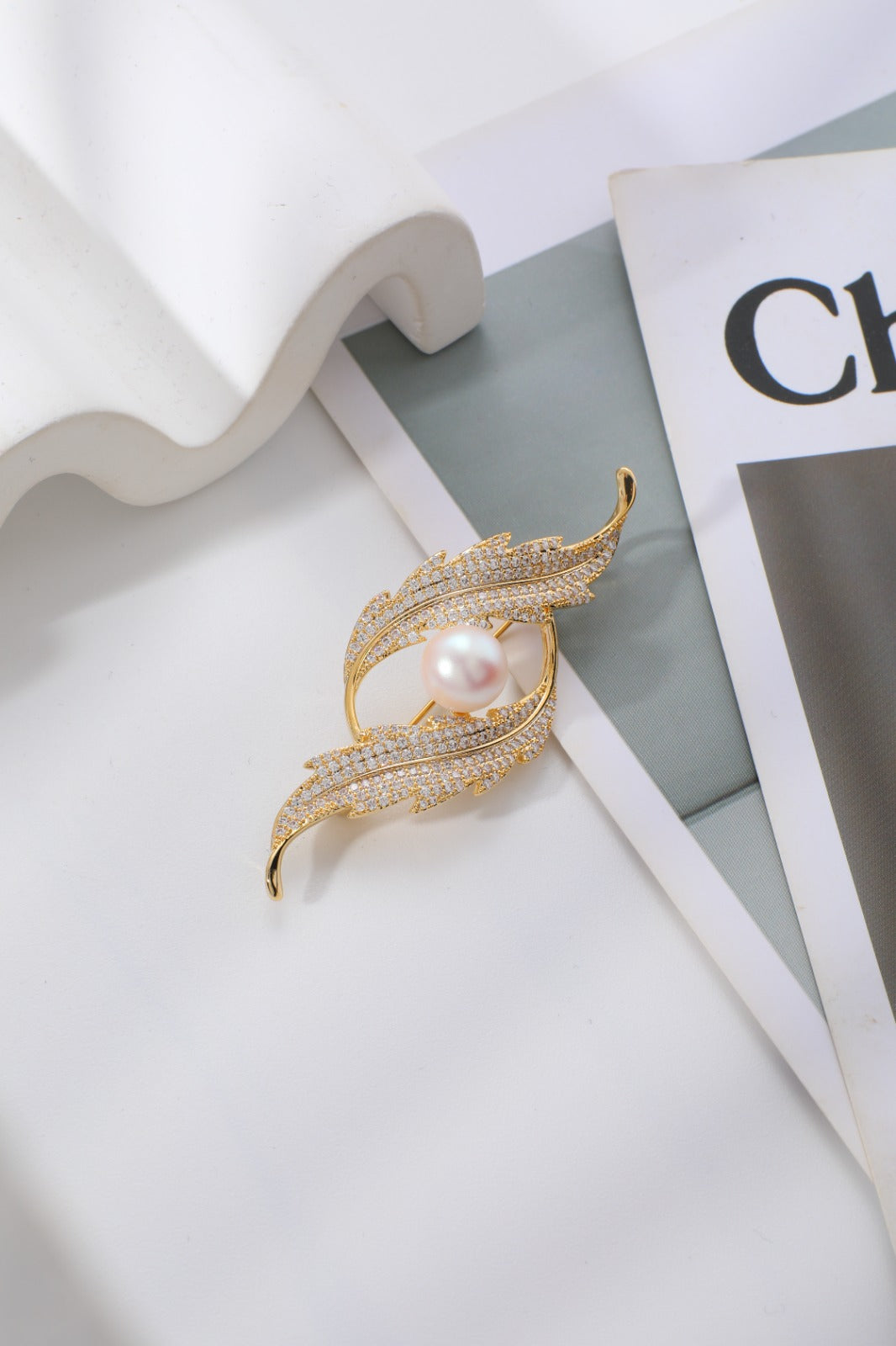 Broche movimento e luxo EBG0001