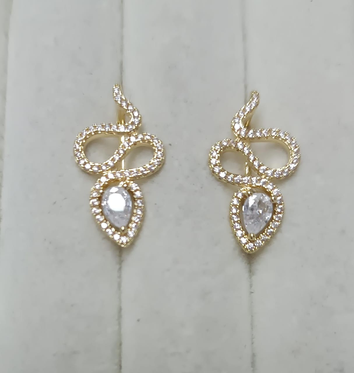 Brinco Luxo Cravejado DCG0930