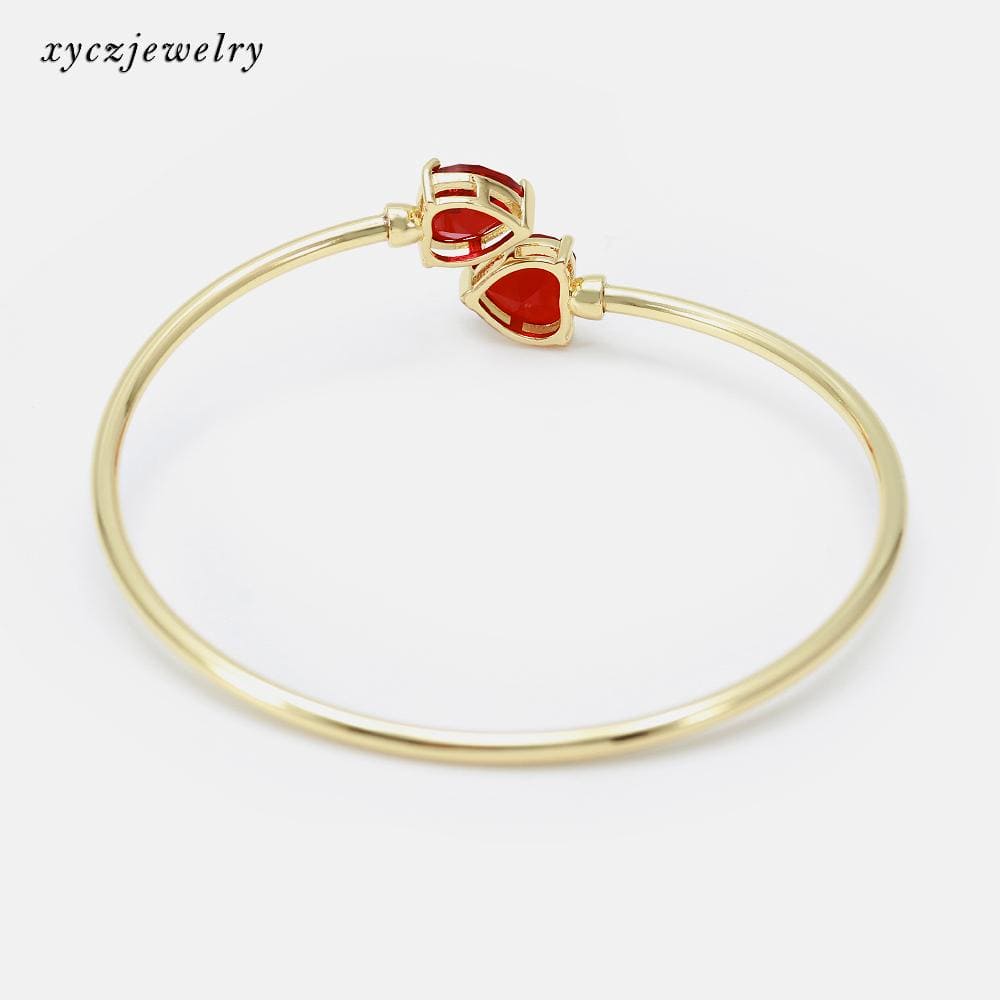 Bracelete aberto com pontas de coração vermelho