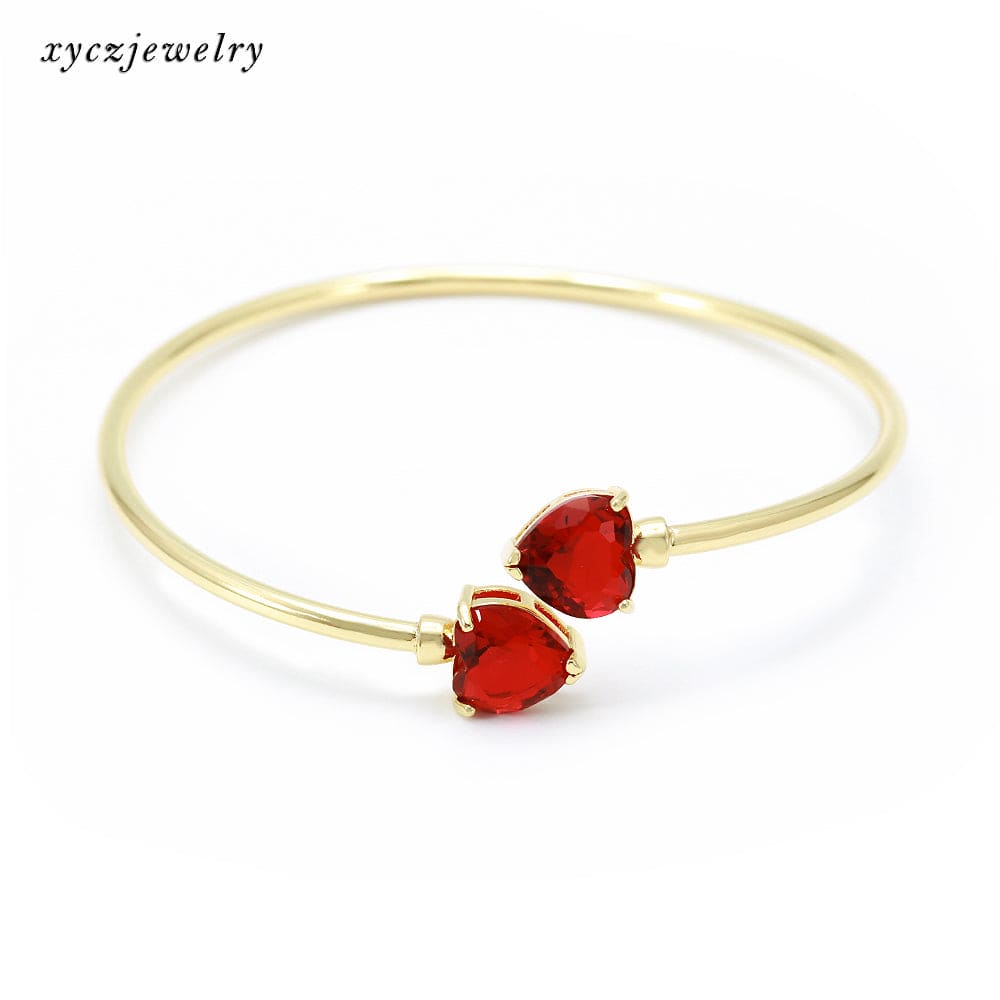 Bracelete aberto com pontas de coração vermelho